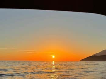 Båttur i solnedgang med svømmestopp, snorkling og lokal vin