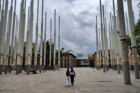 Medellín: Tour guiado a pie con paradas gastronómicas