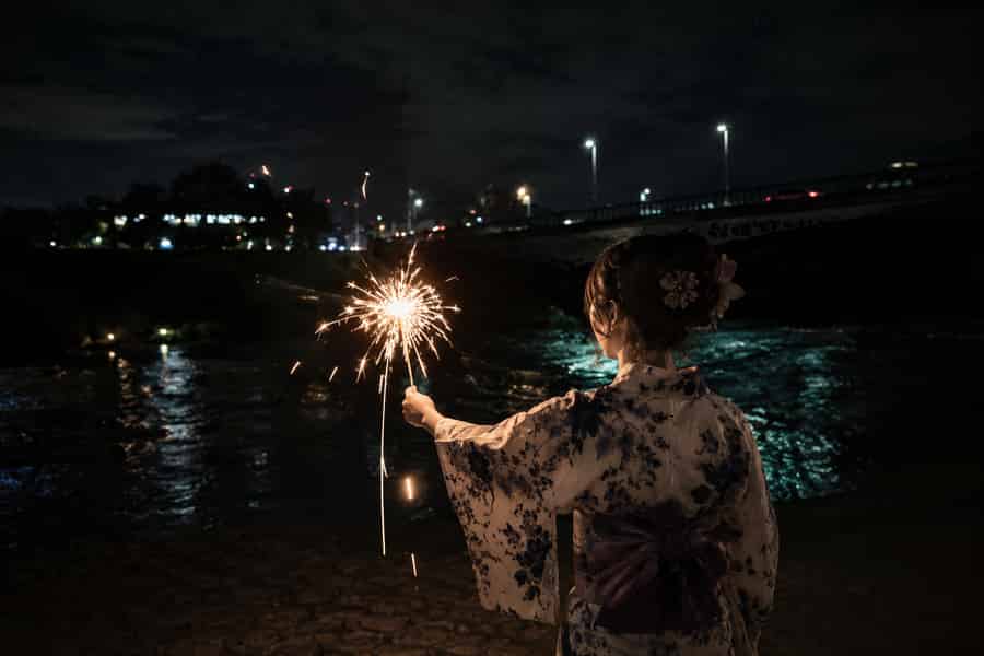T23Kyoto bei Nacht: UNESCO-Schrein, Sake-Verkostung & Feuerwerk. Foto: GetYourGuide T23Kyoto bei Nacht: UNESCO-Schrein, Sake-Verkostung & Feuerwerk. Foto: GetYourGuide