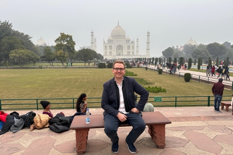 Depuis Delhi - Visite de la ville de Taj et du fort d'Agra dans la même journée en voiture berlineVoiture AI, guide, déjeuner 5* et billets d'entrée aux monuments.