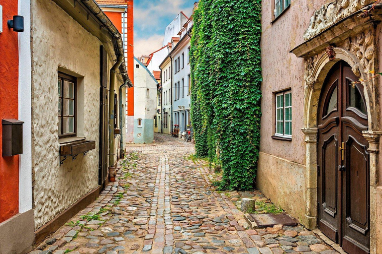Riga: Art Nouveau & UNESCO Old Town Cruise Friendly Tour