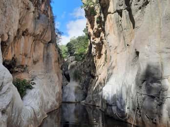 Vanuit Castelbuono: Tiberio Gorges E-Bike & Dinghy Tour