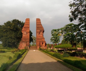 SURABAYA KUST TOURS : TROWULAN EN SURABAYA SIGHT SEEING