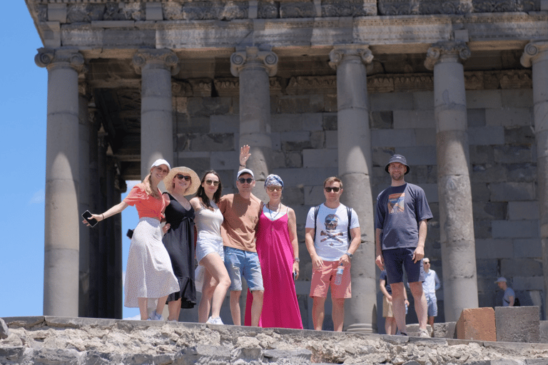 De Yerevan: Templo de Garni - Mosteiro de Geghard - Lago SevanViagem através dos séculos: Tour particular com guia de turismo