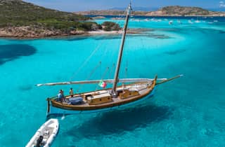 Von Palau: Tour zwischen den Inseln an Bord eines traditionellen historischen Segelbootes