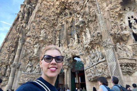 Barcelona: Sagrada Familia Guided Tour with Express Entry Tour with Express Entry