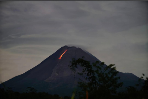 Yogyakarta : excursion nocturne au volcan Merapi avec observation de la lave et des étoilesYogyakarta : Excursion nocturne au volcan Merapi avec observation de la lave et des éto