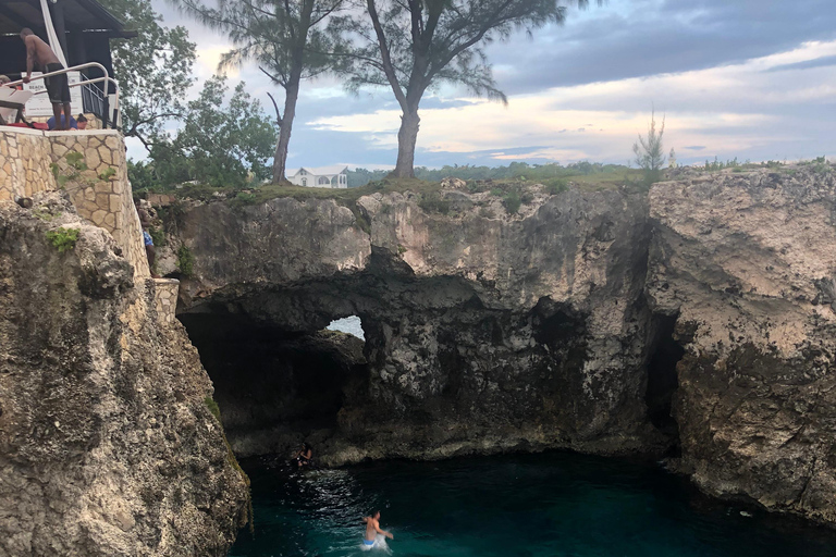 Crucero en catamarán al atardecer y visita al café Ricks