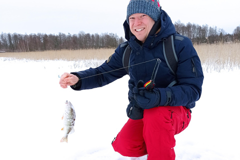 Da Helsinki, esperienza di pesca sul ghiaccio con pasto e bevande.