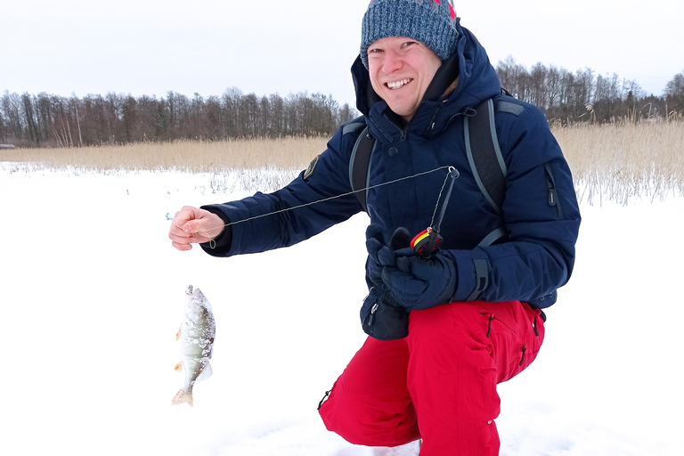 Desde Helsinki, experiencia de pesca en hielo con comida y bebida.