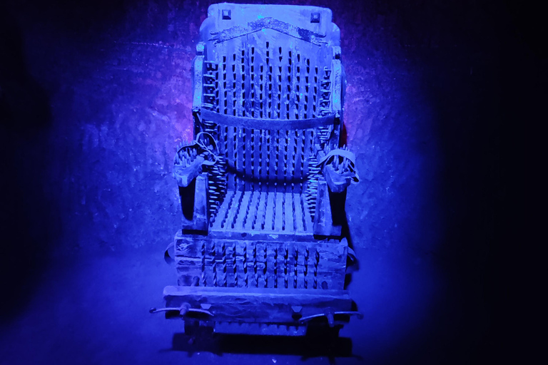 San José: Walk inside themed caves and dine at a viewpoint