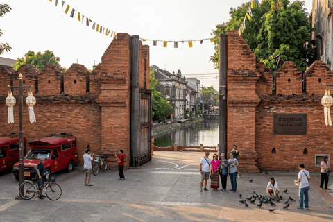 Chiang Mai: Old City Electric Tuk-Tuk Tour with Guide