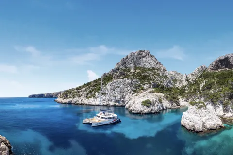 Marseille : La Journée avec Repas dans les Calanques en Catamaran