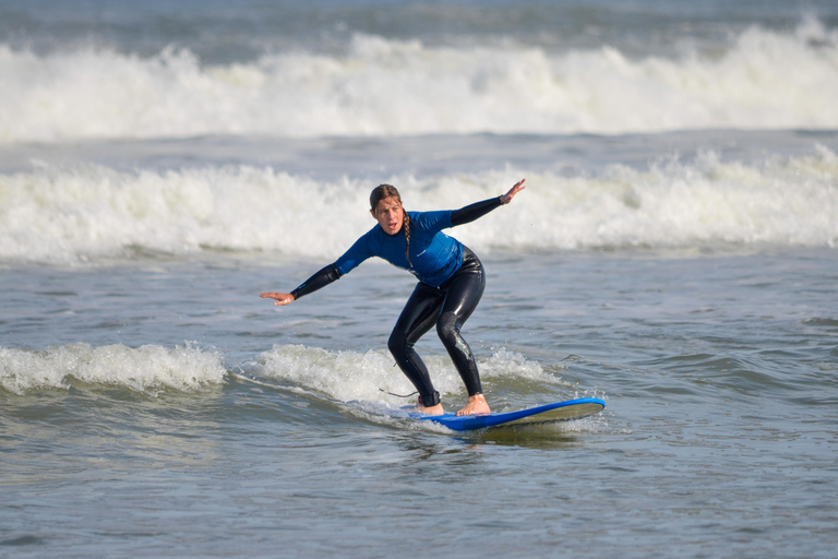 Cape Town:Learn to surf with the best view of Table Mountain