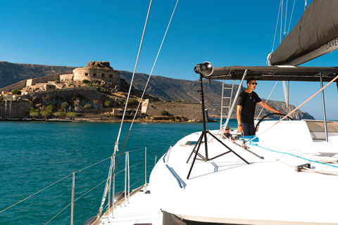 Agios Nikolaos: Cruzeiro à tarde em Mirabello com jantarCruzeiro de catamarã com transfer de Hersonissos - Milatos