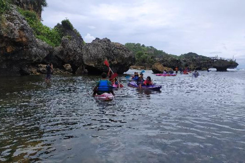 Yogyakarta: Alba a Magunan e tour in canoa alla spiaggia di DriniYogyakarta: alba a Magunan e tour in canoa sulla spiaggia di Drini