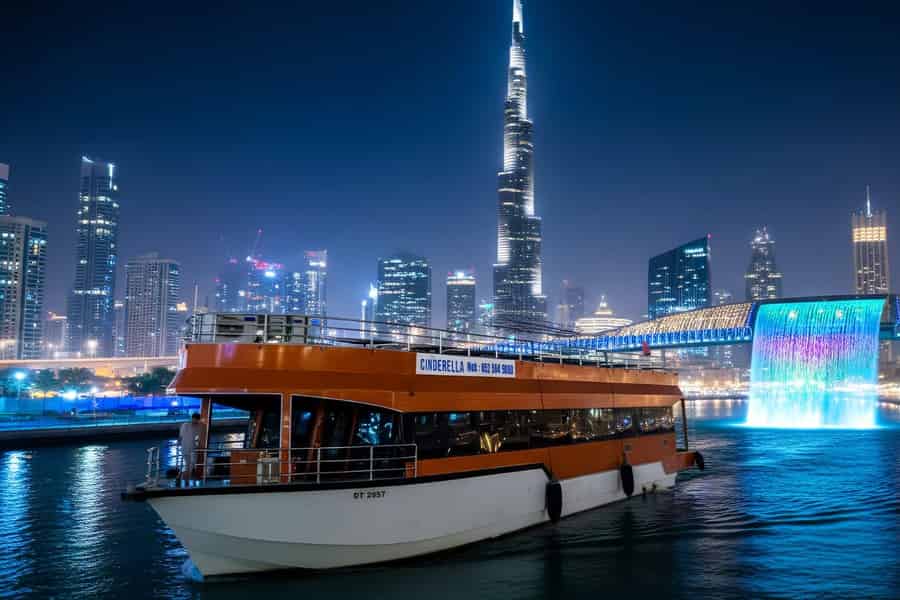 Dubai: Burj Khalifa Dinner-Bootsfahrt mit Live-Shows. Foto: GetYourGuide