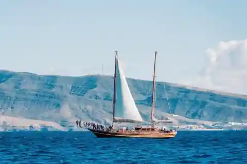 Fuerteventura: Sunset boat trip with DJ, Food & Drinks