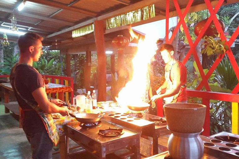 Krabi: Kookles bij Thai Charm Kookschool met MaaltijdKrabi: kookles bij Thai Charm Cooking School met maaltijd