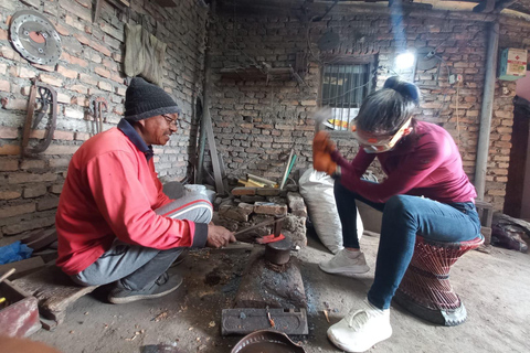 Attività di costruzione di coltelli (khukuri) con un fabbro