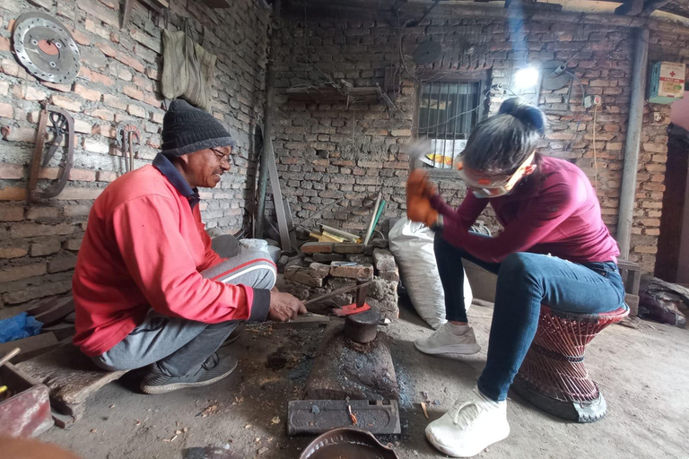 Herstellung eines Messers (khukuri) mit einem Schmied