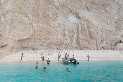 Au départ de Porto Vromi : Excursion en bateau sur la plage de Navagio, où se trouvent des épaves.