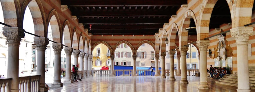 Udine Nascosta : Storie Curiose, Botteghe e Antichi Commerci