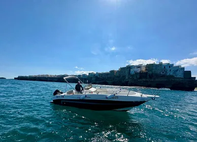 Polignano a Mare: Tour in barca tra grotte e aperitivo