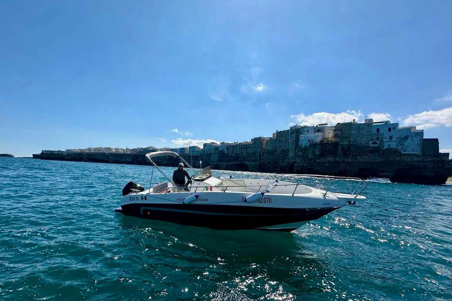 Polignano a Mare: tour privato in barca tra grotte e aperitivi