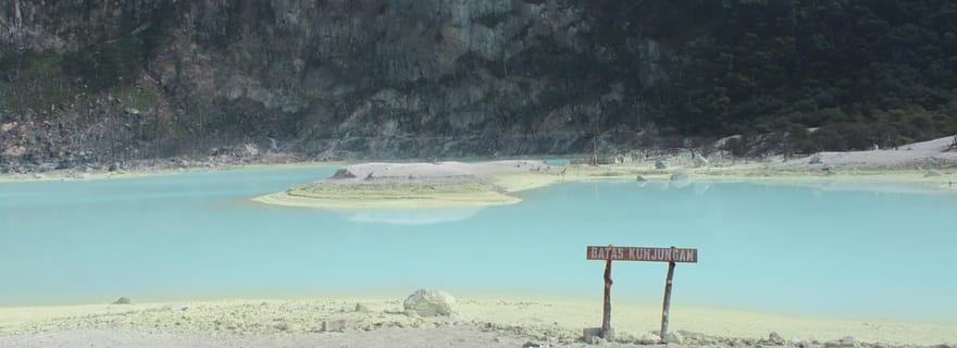 Visite de Jakarta : cratère blanc, restaurant Pinisi, plantation de thé