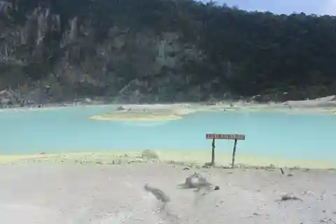 Jakarta Tour: White Crater, Pinisi Resto , Hotspring