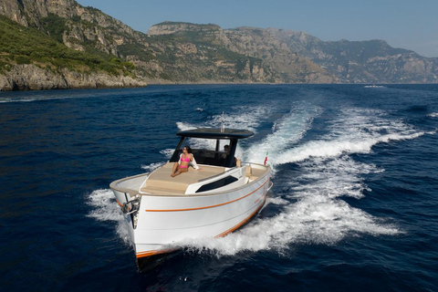 Au départ de Sorrente : Excursion privée en bateau sur la côte d'Amalfi