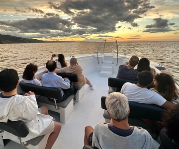 San Sebastian: 2 Buchten Abend- oder Sonnenuntergangs-Bootstour mit Cava