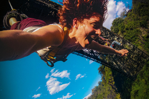 Saut à l&#039;élastique sur le pont des chutes Victoria