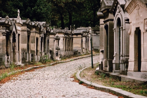 París: visita a pie del cementerio de Père LachaiseVisita privada al cementerio de Père Lachaise en español