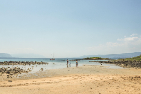 Athènes : excursion d&#039;une journée en bateau avec baignade et piscine thermaleAthènes : excursion d&#039;une journée en bateau vers les îles avec baignade