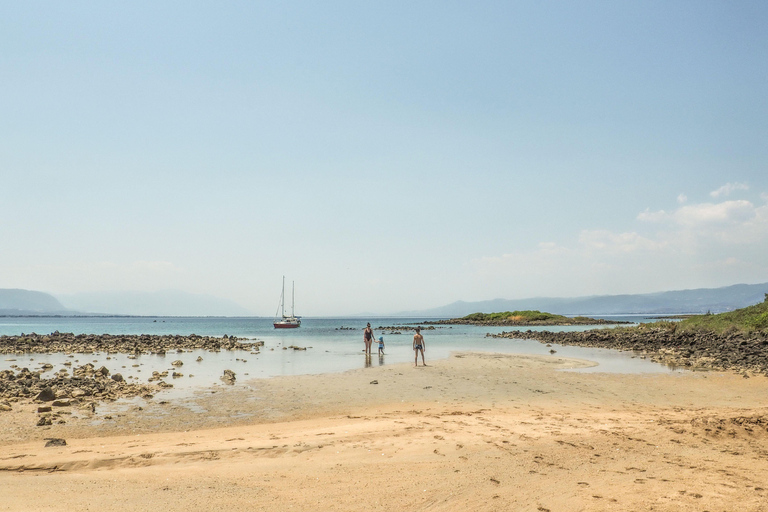 Athènes : excursion d&#039;une journée en bateau avec baignade et piscine thermaleAthènes : excursion d&#039;une journée en bateau vers les îles avec baignade
