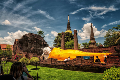 Check out the train and floating markets of Bangkok and Ayutthaya Train Market + Floating Market + Ayutthaya Historical Park