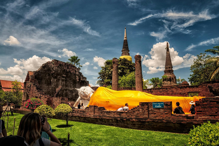 Check out the train and floating markets of Bangkok and Ayutthaya Train Market + Floating Market + Ayutthaya Historical Park