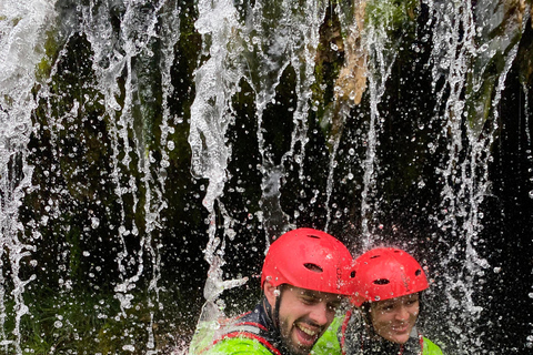 Von Split aus: Rafting, Höhlenerkundung, Klippenspringen mit Picknick