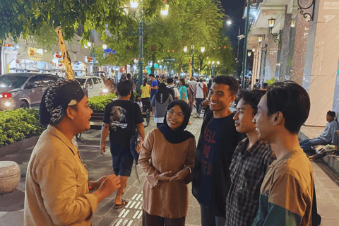 Yogyakarta: Tour serale a piedi e street foodYogyakarta: Tour a piedi notturno