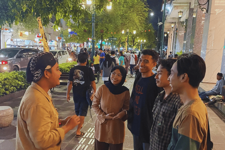 Yogyakarta: Tour serale a piedi e street foodYogyakarta: Tour a piedi notturno
