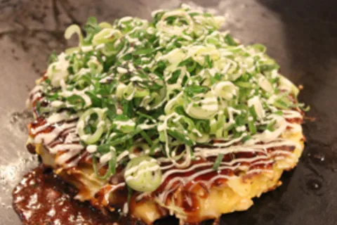 Osaka: Okonomiyaki kookles met bier of frisdrank