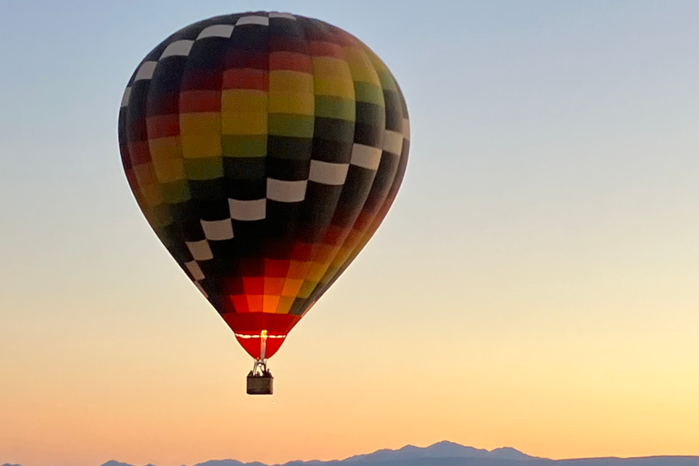 Vol en montgolfière au lever du soleil dans la région de Sonoran