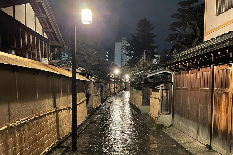 Kanazawa: Samurai, Castle & Geisha Private Bus Tour