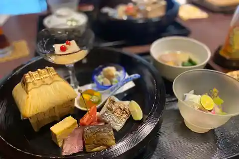 Hakone: Kaiseki Cuisine and Geisha Play in a 260y.o. resto