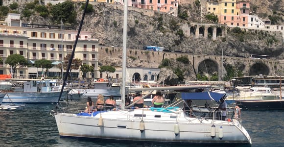 Von Salerno aus: Ganztägige Segelbootstour zur Amalfiküste mit Mittagessen