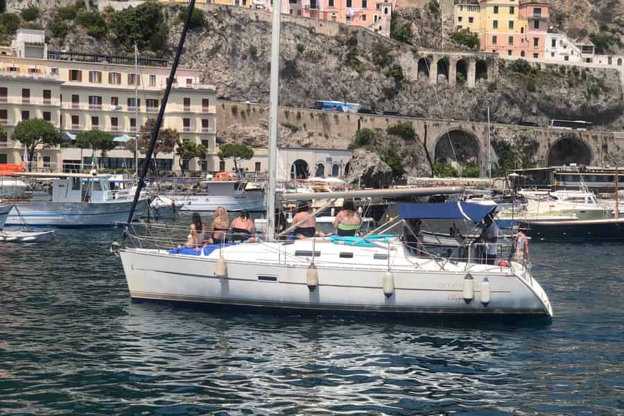 Von Salerno aus: Ganztägige Segelbootstour zur Amalfiküste mit Mittagessen. Foto: GetYourGuide Von Salerno aus: Ganztägige Segelbootstour zur Amalfiküste mit Mittagessen. Foto: GetYourGuide