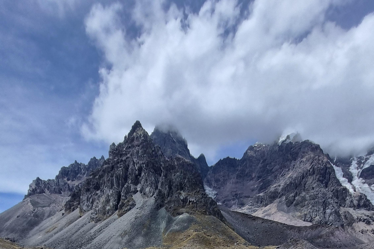 Cusco: Hike to the 7 Ausangate Lagoons Full Day VIP - Guided in Portuguese Cusco: Ausangate 7 Lagoons Full Day VIP Hike - Guided in Portuguese