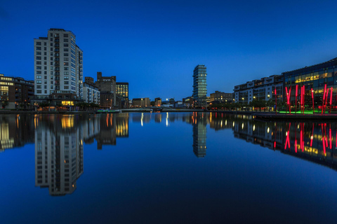Dublin nocą: wycieczka z przewodnikiem po iluminacjach z przystankami w pubachDublin nocą: wycieczka z przewodnikiem po iluminowanych zabytkach z przystankami w pubach